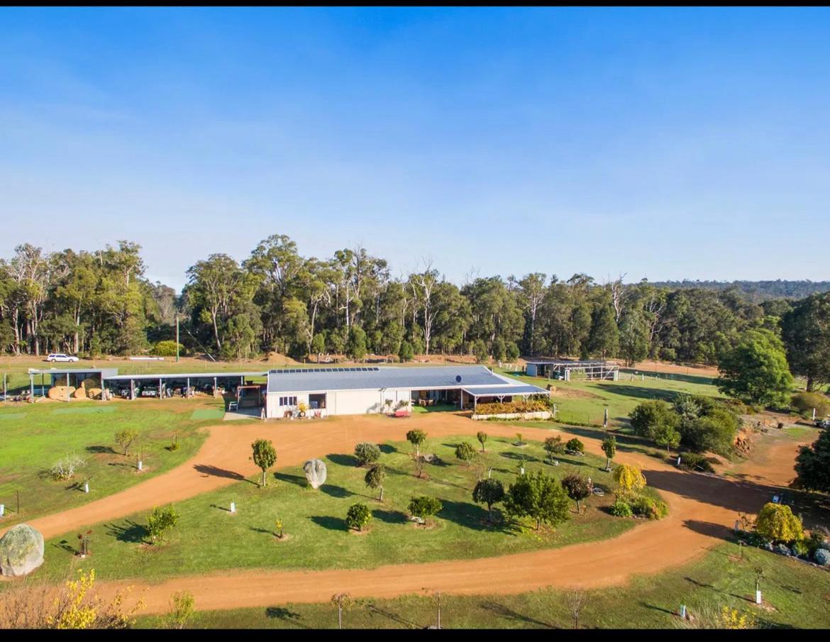 Jarrah Glen Cabins แนนนัป ภายนอก รูปภาพ